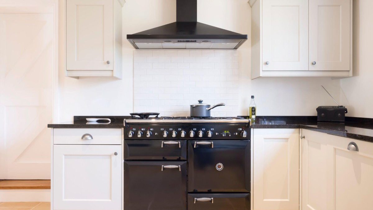 Custom vs. Generic Range Hoods: Which one is more worth it?