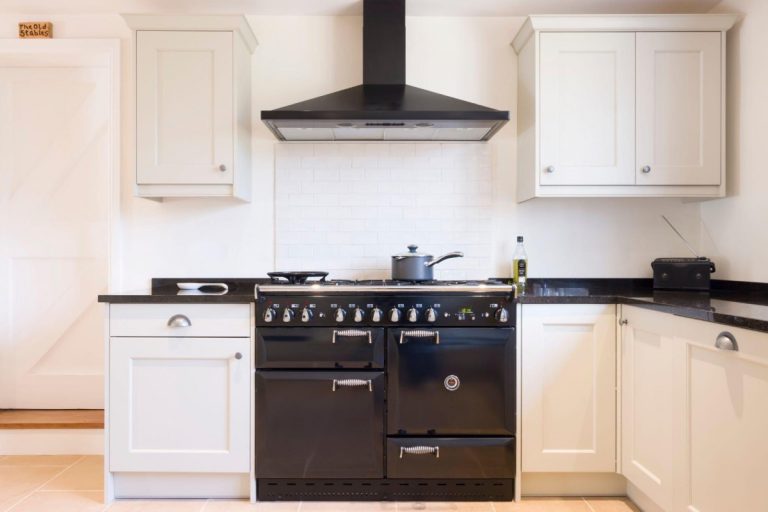 Custom vs. Generic Range Hoods: Which one is more worth it?