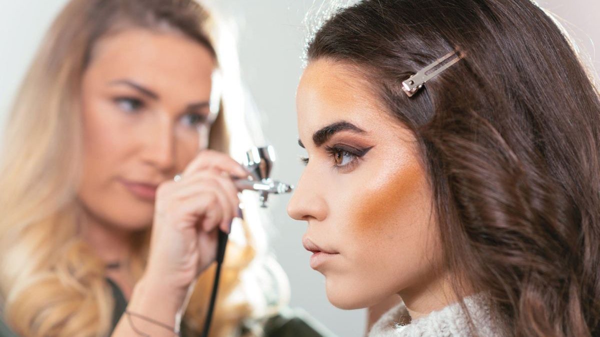 Airbrush Makeup vs Traditional Makeup: A Side-by-Side Comparison