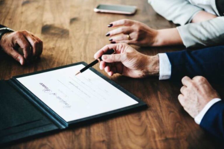 The Complete Guide on How to Protect Yourself in a Divorce