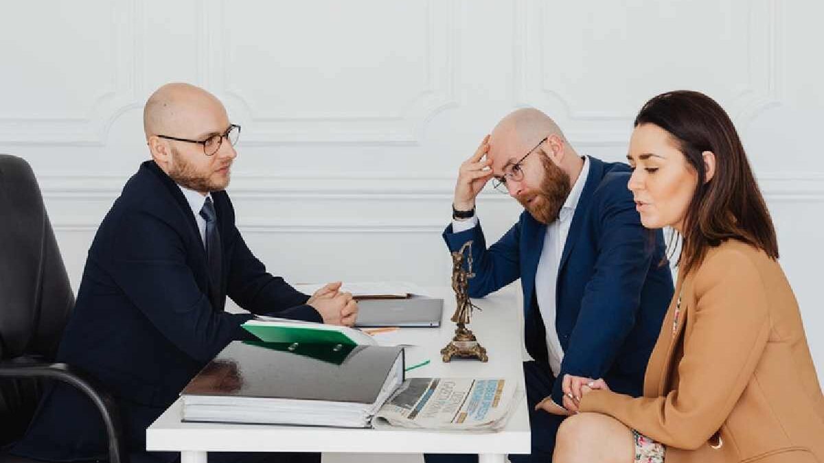 What Documents Should You Carry When Meeting a Divorce Lawyer?
